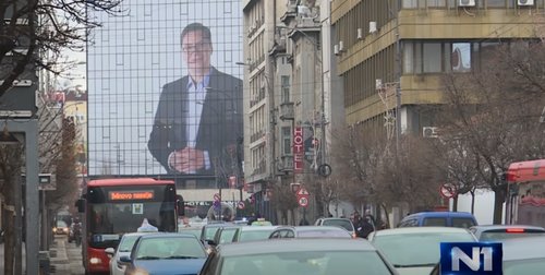 vučić na zgradi
