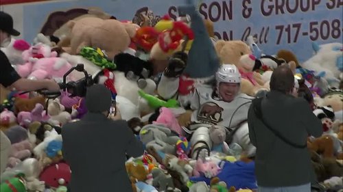 Thousands of teddy bears rain onto ice in Hershey Bears charity event