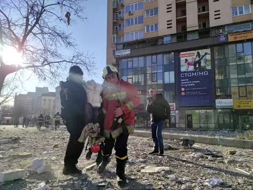 ukrajina Residential building shelled in Kyiv