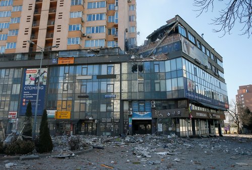ukrajina A view shows an apartment building damaged by recent shelling in Kyiv