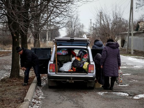 FILE PHOTO: Local residents prepare to flee the conflict in Debaltseve