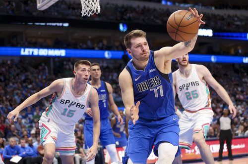 NBA: San Antonio Spurs at Dallas Mavericks