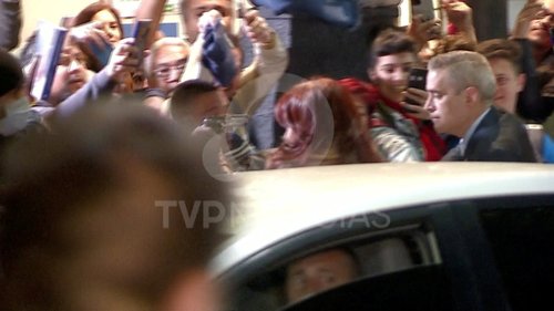 A man points a gun at Argentina's Vice President Cristina Fernandez de Kirchner, with no shots fired, at the entrance of Fernandez de Kirchner's home in Buenos Aires