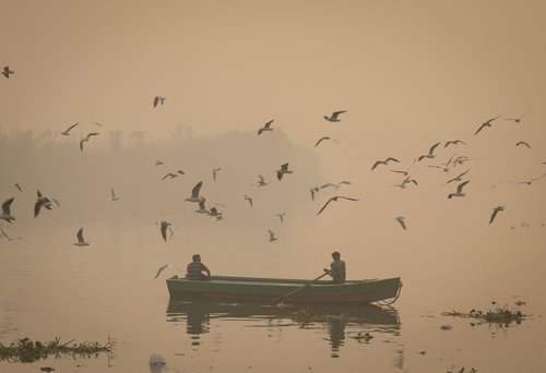 Heavy smog in the old quarters of Delhi