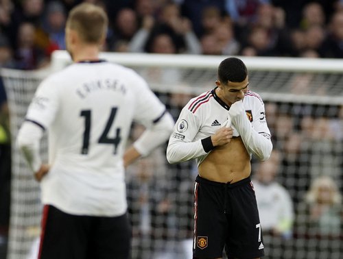 Premier League - Aston Villa v Manchester United