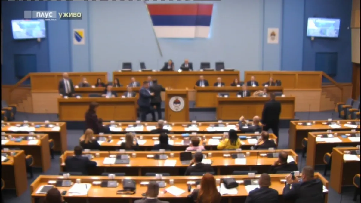 Vukanović izbačen sa sjednice: Vikao i pokušavao da se popne do Ljubojević, Stevandić ga jedva zadržao / VIDEO