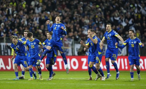 Soccer Football - FIFA World Cup - UEFA Qualifiers - Finals - Bosnia and Herzegovina v Italy - Bilino Polje Stadium, Zenica, Bosnia and Herzegovina - March 31, 2026 Bosnia and Herzegovina players celebrate during the penalty shootout REUTERS/Matteo Ciambe