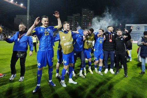 Soccer Football - FIFA World Cup - UEFA Qualifiers - Finals - Bosnia and Herzegovina v Italy - Bilino Polje Stadium, Zenica, Bosnia and Herzegovina - March 31, 2026 Bosnia and Herzegovina players celebrate qualifying for the FIFA World Cup REUTERS/Matteo
