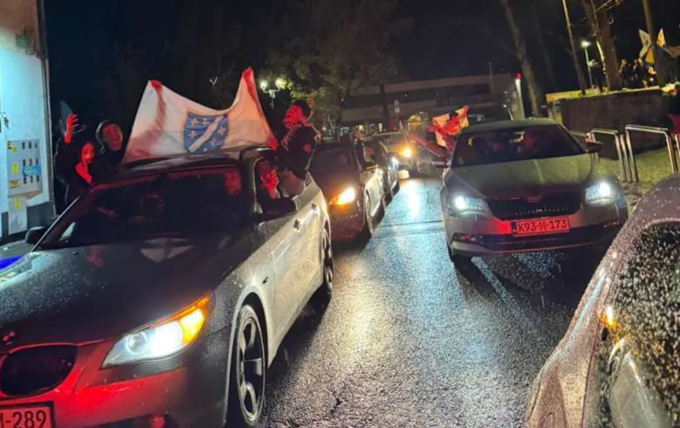 Građani Bihaća na ulicama nakon trijumfa bh. reprezentacije protiv Italije