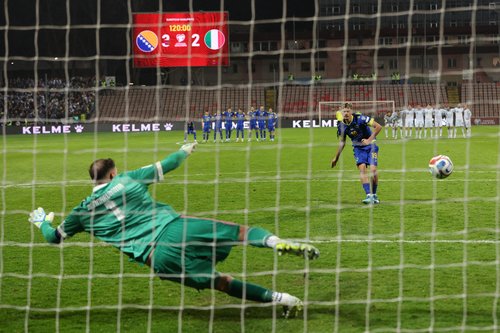 Soccer Football - FIFA World Cup - UEFA Qualifiers - Finals - Bosnia and Herzegovina v Italy - Bilino Polje Stadium, Zenica, Bosnia and Herzegovina - March 31, 2026 Bosnia and Herzegovina's Kerim-Sam Alajbegovic scores a penalty during the penalty shootou
