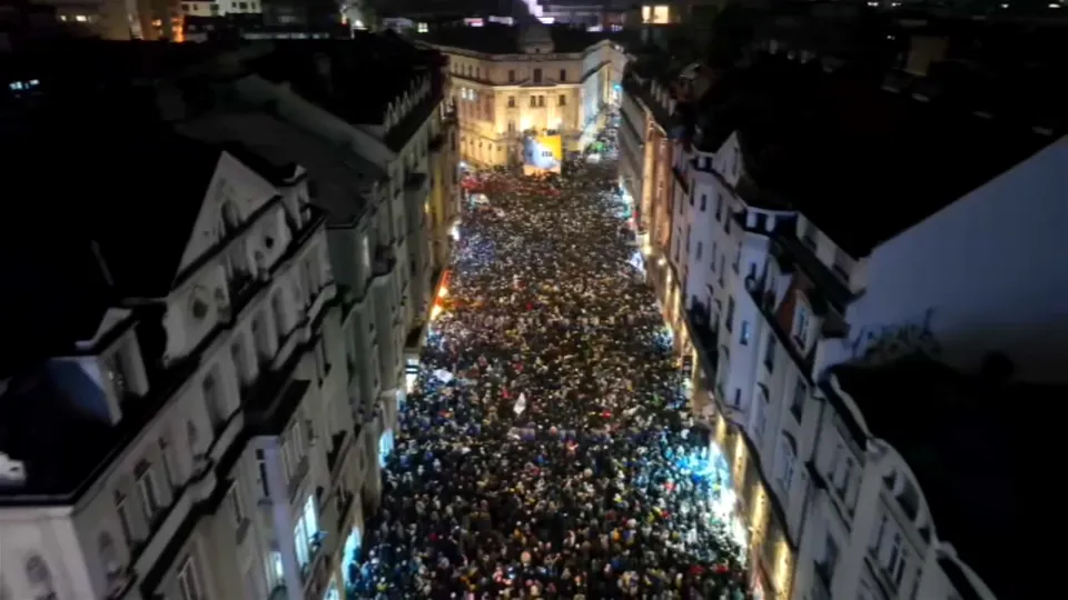 Pogledajte snimak iz zraka: Nepregledna kolona građana ispred Vječne vatre čeka Zmajeve