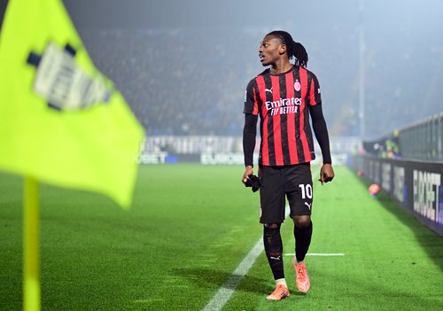 Soccer Football - Serie A - Como v AC Milan - Stadio Giuseppe Sinigaglia, Como, Italy - January 15, 2026 AC Milan's Rafael Leao walks off the pitch after being substituted REUTERS/Daniele Mascolo
