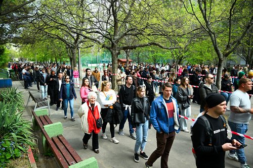 People wait in queue to vote outside a polling station during the Hungarian parliamentary election in Budapest, Hungary, April 12, 2026. REUTERS/Elisabeth Mandl