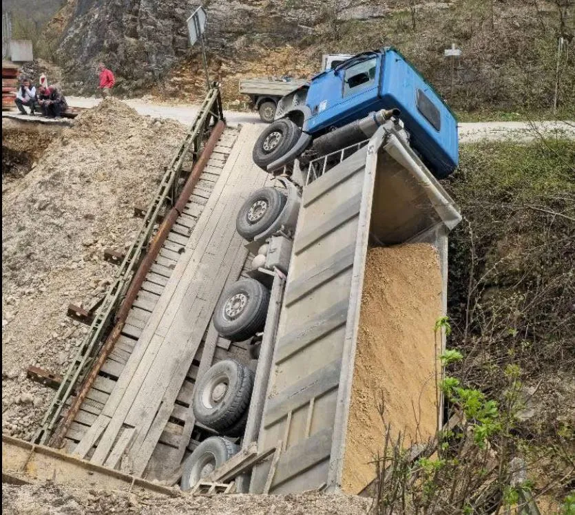 Urušio se most Banjice u trenutku kada je prelazio kamion