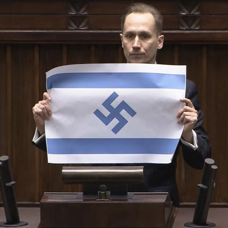 Poljski zastupnik podigao zastavu sličnu izraelskoj sa svastikom: 
