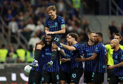 Soccer Football - Serie A - Inter Milan v Cagliari - Stadio San Siro, Milan, Italy - April 17, 2026 Inter Milan's Nicolo Barella celebrates scoring their second goal with Marcus Thuram and teammates REUTERS/Claudia Greco