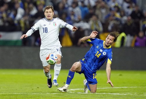 Soccer Football - FIFA World Cup - UEFA Qualifiers - Finals - Bosnia and Herzegovina v Italy - Bilino Polje Stadium, Zenica, Bosnia and Herzegovina - March 31, 2026 Italy's Nicolo Barella in action with Bosnia and Herzegovina's Ivan Sunjic REUTERS/Matteo