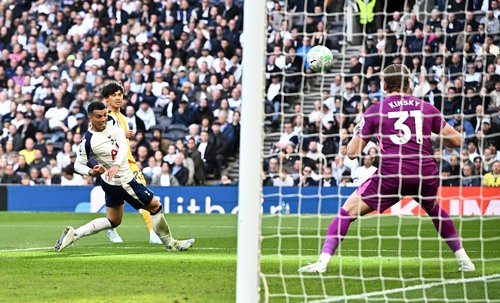 Soccer Football - Premier League - Tottenham Hotspur v Brighton & Hove Albion - Tottenham Hotspur Stadium, London, Britain - April 18, 2026 Brighton & Hove Albion's Kaoru Mitoma scores their first goal past Tottenham Hotspur's Antonin Kinsky REUTERS/Dylan
