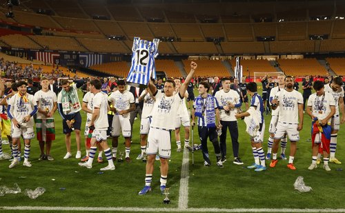 Soccer Football - Copa del Rey - Final - Atletico Madrid v Real Sociedad - Estadio de La Cartuja, Seville, Spain - April 18, 2026 Real Sociedad's Mikel Oyarzabal holds a jersey with the name of the fan Aitor Zabaleta after winning the Copa del Rey REUTERS