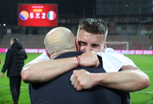 Soccer Football - FIFA World Cup - UEFA Qualifiers - Finals - Bosnia and Herzegovina v Italy - Bilino Polje Stadium, Zenica, Bosnia and Herzegovina - March 31, 2026 Bosnia and Herzegovina's Ermedin Demirovic and coach Sergej Barbarez celebrate qualifying