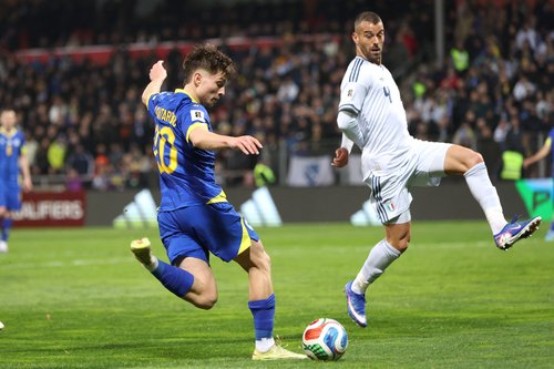 Soccer Football - FIFA World Cup - UEFA Qualifiers - Finals - Bosnia and Herzegovina v Italy - Bilino Polje Stadium, Zenica, Bosnia and Herzegovina - March 31, 2026 Bosnia and Herzegovina's Esmir Bajraktarevic in action with Italy's Leonardo Spinazzola RE