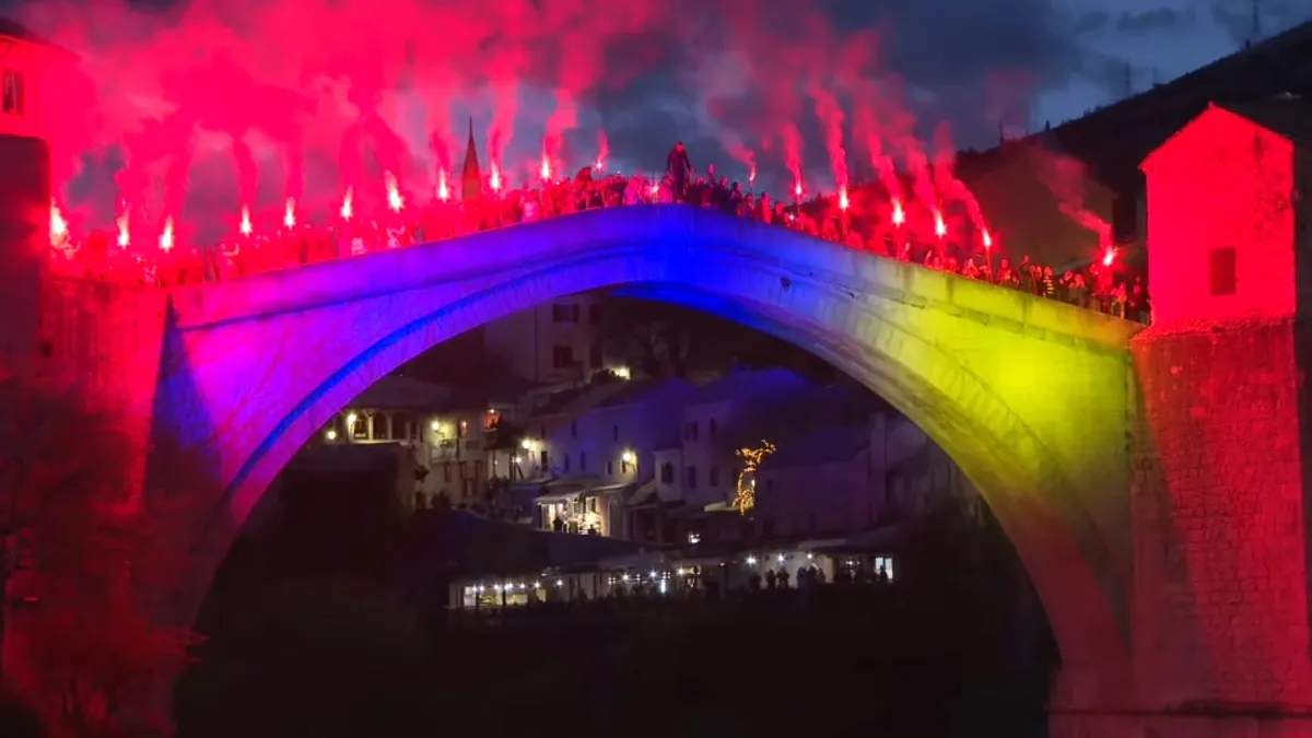 Pogledajte bakljadu i skok sa Starog mosta u čast Sergeja Barbareza (VIDEO)