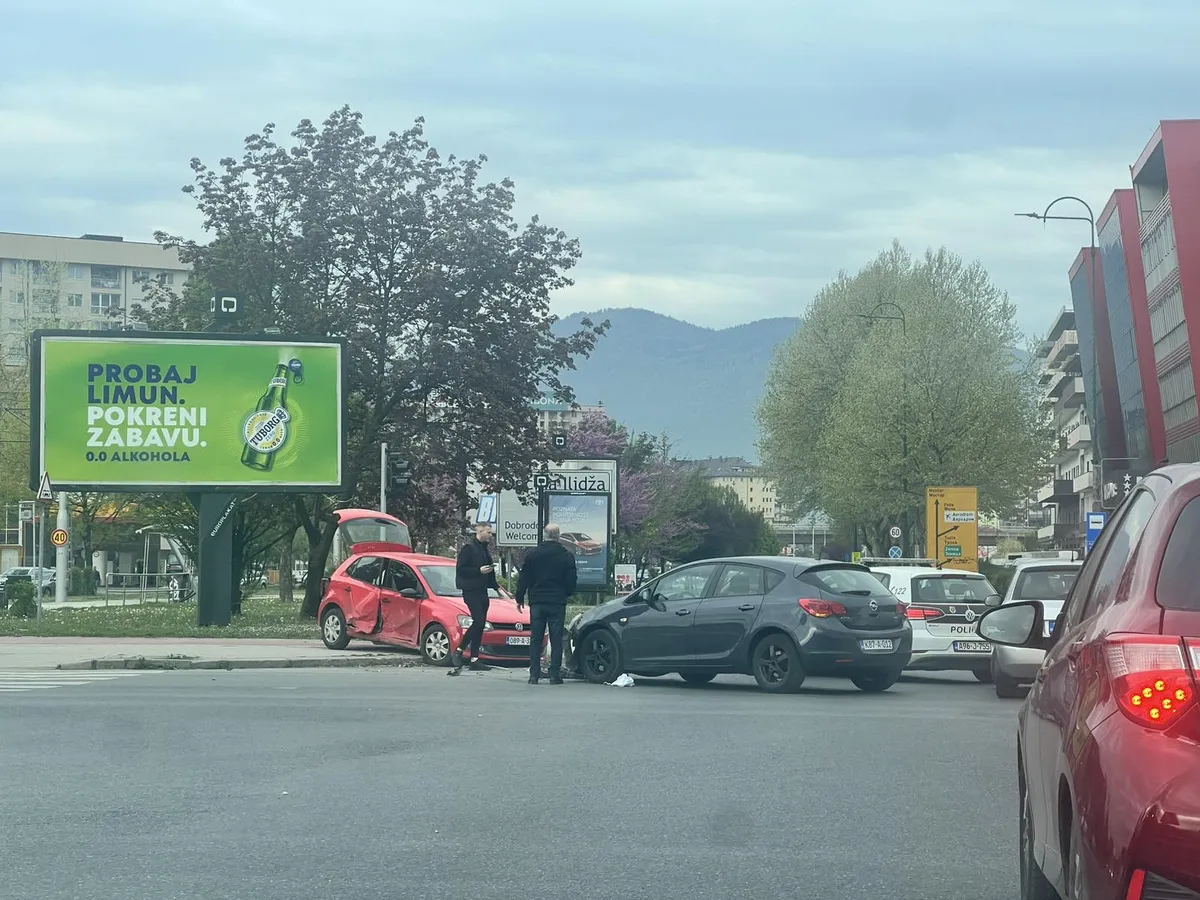 Saobraćajna nesreća u Nedžarićima u Sarajevu: Automobil završio na trotoaru