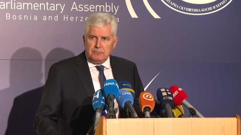 Čović o kritikama o visokim primanjima i nedolasku na sjednice: Radim 24 sata dnevno, 30 dana u mjesecu časno i pošteno