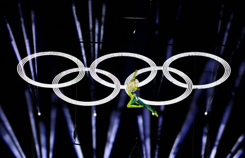 Milano Cortina 2026 Olympics - Ceremonies - Closing Ceremony - Verona Olympic Arena, Verona, Italy - February 22, 2026. A performer and the Olympic Rings during the Closing Ceremony. REUTERS/Claudia Greco
