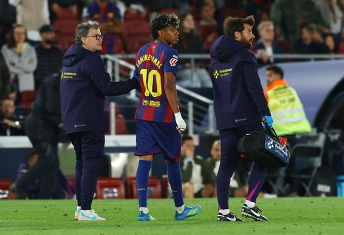 Soccer Football - LaLiga - FC Barcelona v Celta Vigo - Spotify Camp Nou, Barcelona, Spain - April 22, 2026 FC Barcelona's Lamine Yamal receives medical attention after sustaining an injury REUTERS/Albert Gea