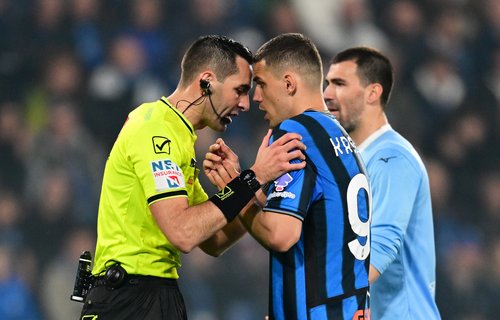 Soccer Football - Coppa Italia - Semi Final - Second Leg - Atalanta v Lazio - New Balance Arena, Bergamo, Italy - April 22, 2026 Referee Andrea Colombo speaks with Atalanta's Nikola Krstovic REUTERS/Daniele Mascolo