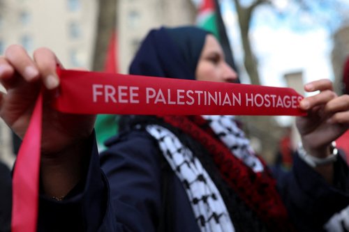 A Pro-Palestinian activist holds a ribbon during a protest against Israel's new death penalty law for Palestinians convicted in military courts of deadly attacks, in London, Britain, March 31, 2026. REUTERS/Hannah McKay