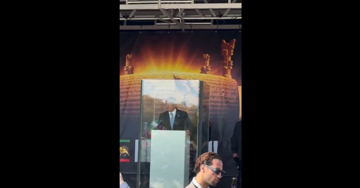 Nakon što je izazvao bijes Iranaca: Reza Pahlavi se obraćao iz staklene kutije otporne na metke / VIDEO