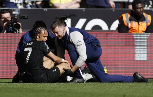 Soccer Football - Premier League - Wolverhampton Wanderers v Tottenham Hotspur - Molineux Stadium, Wolverhampton, Britain - April 25, 2026 Tottenham Hotspur's Xavi Simons receives medical attention after sustaining an injury Action Images via Reuters/Jaso