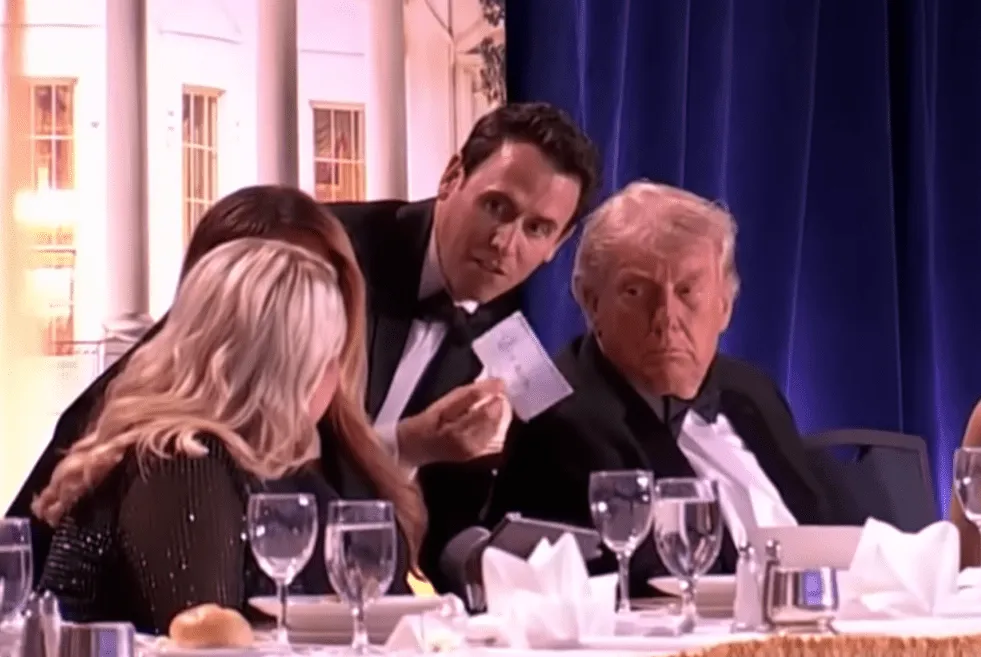 Otkrili šta je pisalo na misterioznoj poruci pokazanoj Trumpu tokom napada