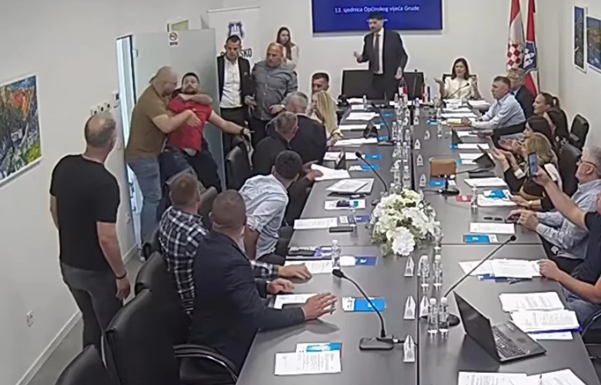 Incident na sjednici Općinskog vijeća: Zastupnik završio u potkošulji, pozvana i policija