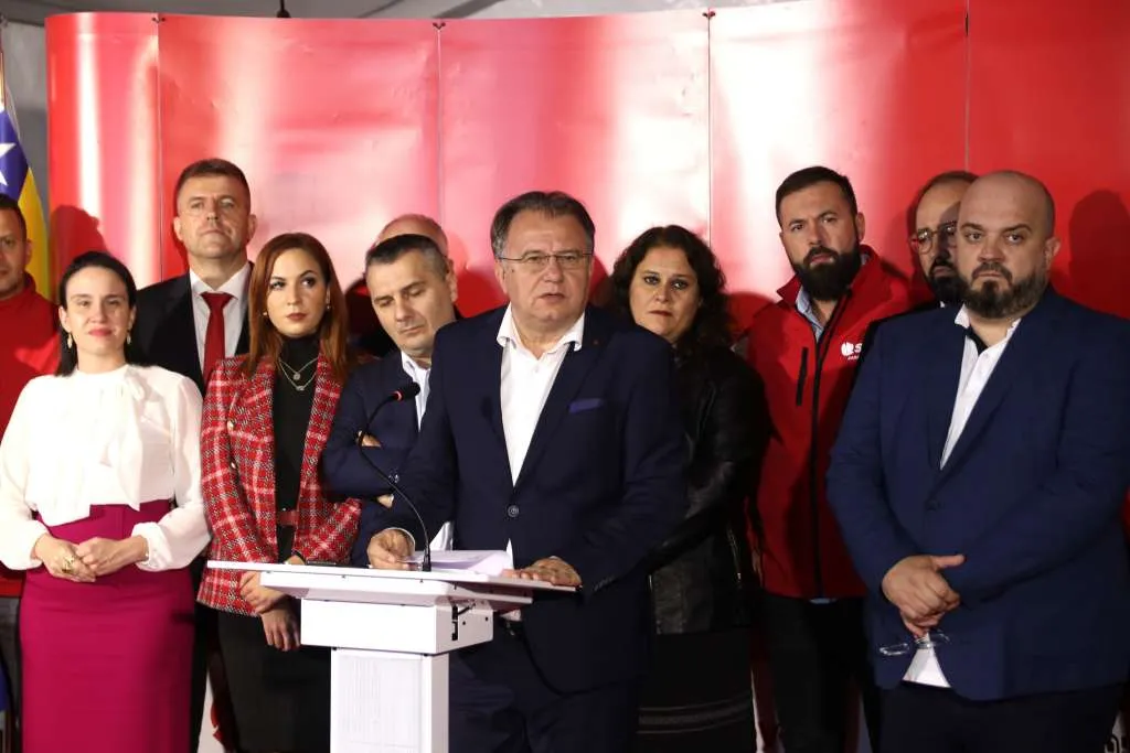 SDP: Izetbegović prisvaja historijsku ulogu svog oca i pokušava privatizovati rat i državu