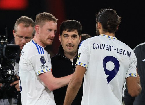 Soccer Football - Premier League - AFC Bournemouth v Leeds United - Vitality Stadium, Bournemouth, Britain - April 22, 2026 AFC Bournemouth manager Andoni Iraola shakes hands with Leeds United's Sean Longstaff after the match Action Images via Reuters/Pau
