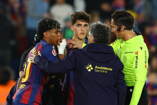 Soccer Football - LaLiga - FC Barcelona v Celta Vigo - Spotify Camp Nou, Barcelona, Spain - April 22, 2026 FC Barcelona's Lamine Yamal receives medical attention after sustaining an injury REUTERS/Albert Gea