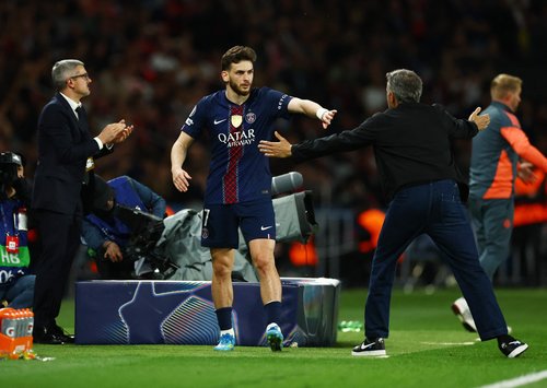 Soccer Football - UEFA Champions League - Semi Final - First Leg - Paris St Germain v Bayern Munich - Parc des Princes, Paris, France - April 28, 2026 Paris St Germain's Khvicha Kvaratskhelia with coach Luis Enrique after being substituted REUTERS/Sarah M