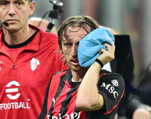 Soccer Football - Serie A - AC Milan v Juventus - San Siro, Milan, Italy - April 26, 2026 AC Milan's Luka Modric leaves the pitch after sustaining an injury REUTERS/Daniele Mascolo