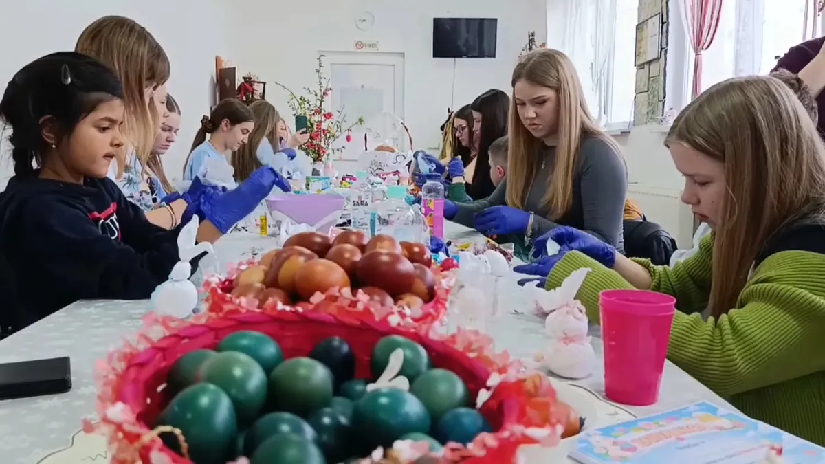 Spoj tradicije i dječije mašte: U Tuzli i Živinicama jaja se boje lukovinom, ali i u vrećicama s rižom