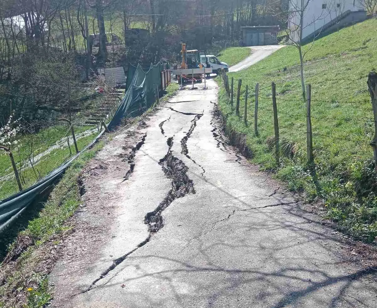 Pokrenulo se klizište u naselju Vogošća: Oštećena cesta, oko 100 domaćinstava nema vode FOTO