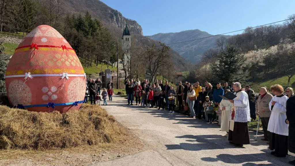 Kraljeva Sutjeska: Otkriveno i blagoslovljeno uskrsno jaje visoko 3,33 metra