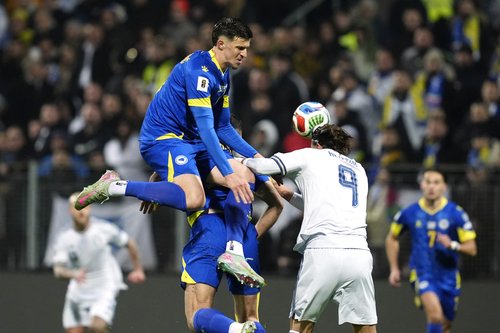 Soccer Football - FIFA World Cup - UEFA Qualifiers - Finals - Bosnia and Herzegovina v Italy - Bilino Polje Stadium, Zenica, Bosnia and Herzegovina - March 31, 2026 Bosnia and Herzegovina's Tarik Muharemovic in action with Italy's Mateo Retegui REUTERS/Ma