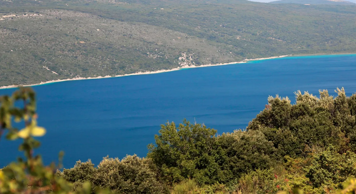 Na Balkanu postoji jezero kojem je zabranjeno čak i prići, čuvaju ga kao da je od zlata
