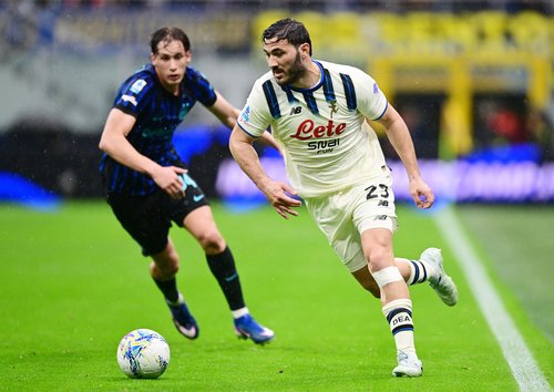 Soccer Football - Serie A - Inter Milan v Atalanta - San Siro, Milan, Italy - March 14, 2026 Atalanta's Sead Kolasinac in action with Inter Milan's Pio Esposito REUTERS/Daniele Mascolo