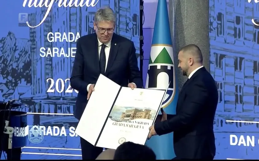 Pomozi.ba founder Elvir Karalic receives April 6th award at Sarajevo City Day ceremony