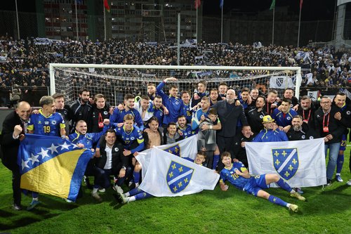 Soccer Football - FIFA World Cup - UEFA Qualifiers - Finals - Bosnia and Herzegovina v Italy - Bilino Polje Stadium, Zenica, Bosnia and Herzegovina - March 31, 2026 Bosnia and Herzegovina players and staff celebrate qualifying for the FIFA World Cup REUTE