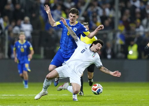 Soccer Football - FIFA World Cup - UEFA Qualifiers - Finals - Bosnia and Herzegovina v Italy - Bilino Polje Stadium, Zenica, Bosnia and Herzegovina - March 31, 2026 Bosnia and Herzegovina's Benjamin Tahirovic in action with Italy's Sandro Tonali REUTERS/M